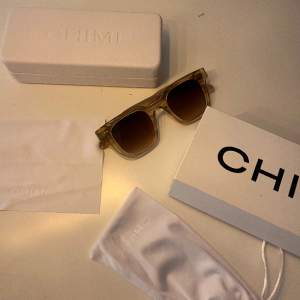 Tjaba, säljer dessa chimi solglasögon i denna sjukt snygga beige färgen. Säljer pga att den inte kommer till användning. Köpte för 1250kr säljs för 599kr. 