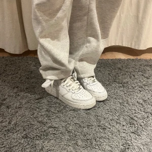 Airforce 1 high - Airforce 1 i den höga modellen. Använda en sommar så fortfarande fint skick, inga defekter men blivit lite smutsiga. Det är ett litet hål inuti ena skon i hälen men inget som känns eller syns! skriv för fler bilder/frågor! nypris 1499 