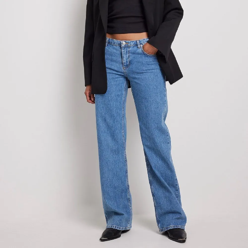 Säljer dessa sjukt snygga jeans från NA-KD då dom va för långa på mig. Använd 1 gång. Nypris 699kr. 🤍. Jeans & Byxor.