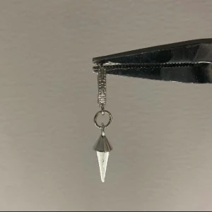 ÖRHÄNGEN  - Jättefint örhänge. Köp för 109kr/st 189kr för ett par.  Kan göra liknande nickelfria och rostfritt. Modell 038