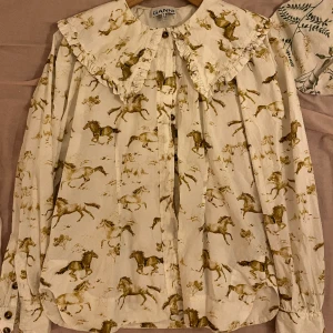ganni häst skjorta - mönstrad skjorta från ganni