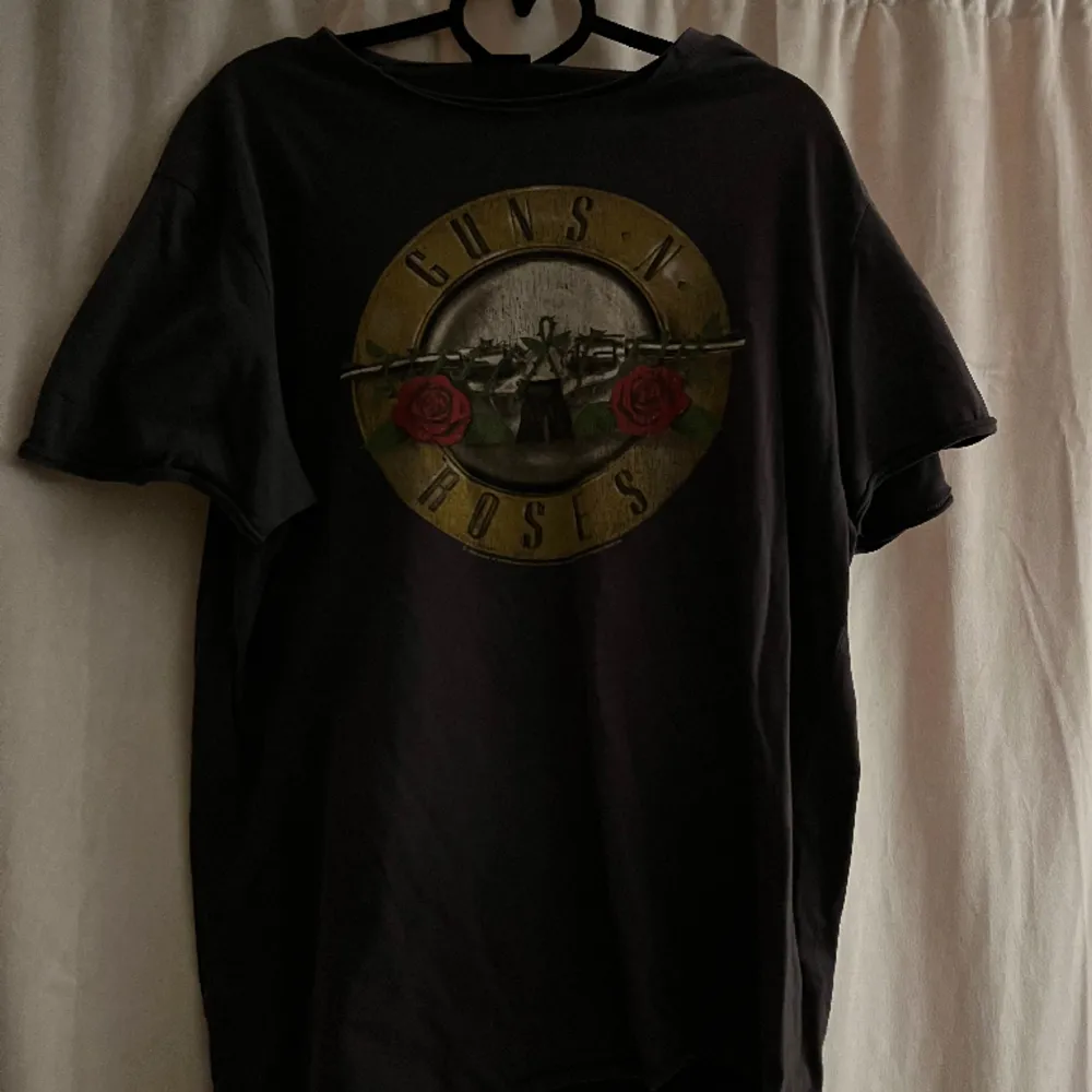 Guns N roses.  Stl L. . T-shirts.