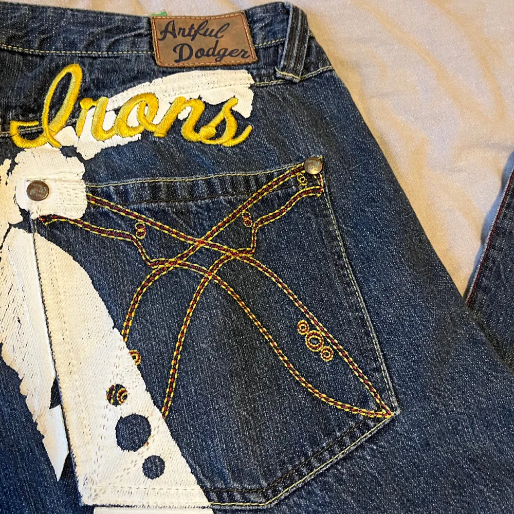 Säljer ett par feta jeans köpta från en second hand i spanien. Inga hål eller fläckar🙌. Jeans & Byxor.