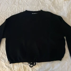 Stickad tröja  - Stickad tröja från bershka storlek xs, aldrig använd 