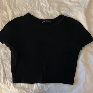 T-shirt  - T-shirt från zara i s , fint skick 