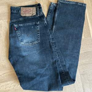 W 30 L 34 Vintage Levis jeans i bra skick! Rak modell med långa ben.
