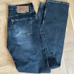 Levis jeans  - W 30 L 34 Vintage Levis jeans i bra skick! Rak modell med långa ben.