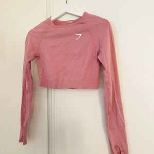 Gymshark topp - Säljer denna långärmade toppen då den inte kommer till användning, väldigt bra skick då den knappt har använts🌸