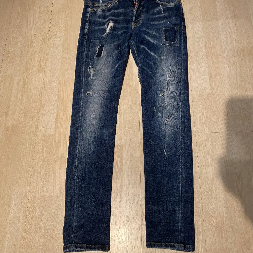 Säljer dessa feta Dsquared2 Jeans. De är sköna och snygga. Kolla in mina andra annonser🤩 Fraktas inom 48h📦📩. Jeans & Byxor.