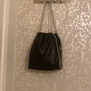 Samma väska som inana fast för 400 nu  - Tiamo väska om ni vill ha mer information så la jag ut en annons inan så man kan kolla på den eller kontakta mig 