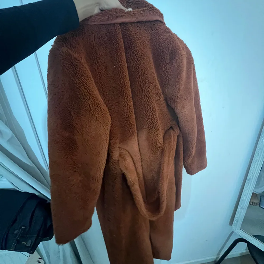 Säljer min faux fur jacka som har blivit för liten, sömmen har gått upp vid ena armen  . Jackor.