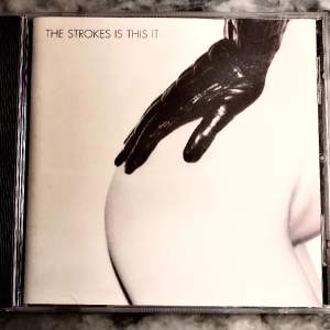 Säljer denna cd-skivan av the strokes album ”is this it”  för 20kr :)