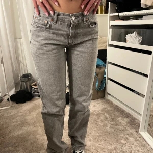 Snygga gråa Jeans från GinaTricot - Supersköna lågmidjade, långa jeans, små defekter vid anklarna då de är lite för långa för mig, inga defekter utöver detta. 