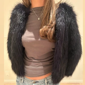 Päls - Svart päls i nyskick❣️knappt använd!