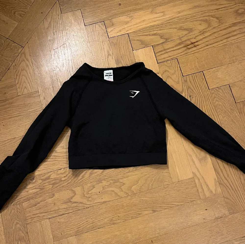 Träningströja från Gymshark. Storlek M. Aldrig använd så i fint skick! Ordinariepris: 449kr. Hupparit & Collegepaidat.