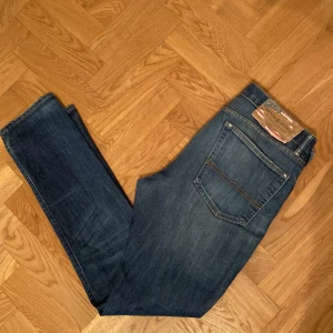 Ralph Lauren jeans! - Sjukt najs jeans från Ralph Lauren! Modellen är Low Skinny. Killen på bilden e 183 och väger 71 kilo och skulle säga att de sitter perfekt, skulle även passa dem med någon storlek ner.