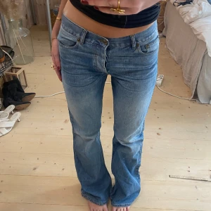 Lågmidjade jeans - SUPER snygga värkligen!! Midjemåttet när dem ligger ner: 39, Innerbens längd:81❤️❤️❤️ dem är bootcut!!