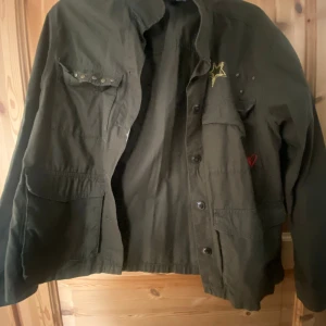 Grön jacka  - Supersnygg grön jacka med snygga detaljer sparsamt använt men har små fläckar som går bort superlätt 