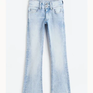 Slutsålt jeans - Säljer dessa så så fina slutsålda jeansen från hm!!💕lågmidjade utan fickor!!