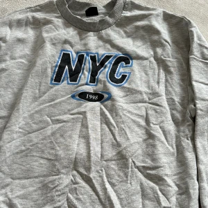 Sweatshirt -  Jättefin sweatshirt som verkligen passar till allt! Använd men i fint skick🥰