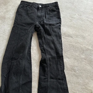 Svarta jeans  -  Sjukt snygga jeans i jättefint skick! Passar verkligen till allt
