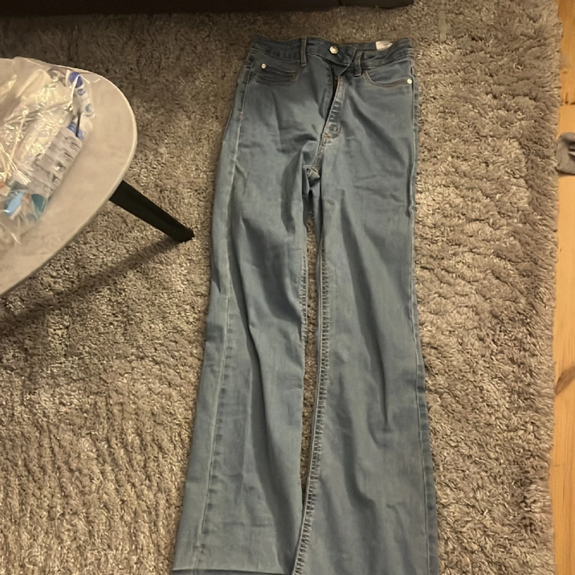 Högmidjade blåa jeans
