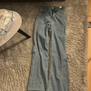 Högmidjade blåa jeans - Väldigt fina jeans, säljer dom pga att jag aldrig använder, väldigt bra skick👍🏻