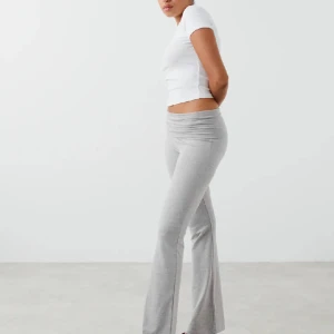 Gråa yogapants - Säljer mina gråa yogapants då jag skulle vilja köpa i en annan färg. Fint skick