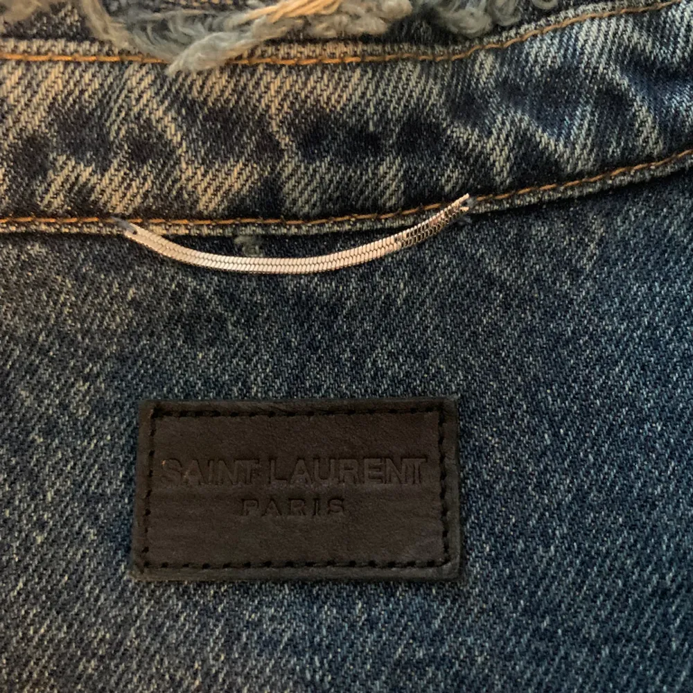 Sparsamt använd jeansjacka från YSL.  Storlek L men liten i storleken, mer som M.  Nypris 10 000 kronor.. Jackor.