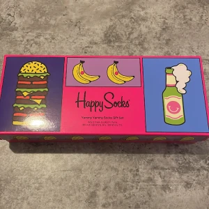 Happy socks strumpor - Säljer dessa hel nya och oanvända strumporna från ”Happy Socks”. Säljer eftersom jag inte kommer använda. 