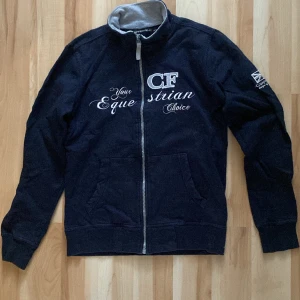 Kofta - Jätteskön kofta att ha i stallet under jackan när det är lite kallt eller mot våren! Från copperfield och nästan aldrig använd. Skriv vid frågor eller om det önskar fler bilder.