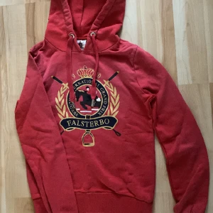 Hoodie - Falsterbo hoodie! Superfin hoodie från Gina tricot samarbete med Falsterbo Horse show. Köpt för 499kr, hel och fin. Skriv vid frågor eller om det önskas fler bilder. 