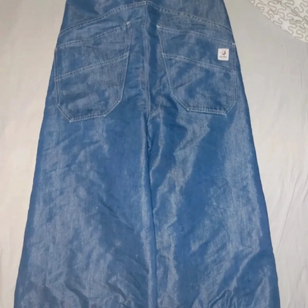 Baggy jeans från Atonic london som inte säljs längre, bra skick i storlek medium😁 . Jeans & Byxor.