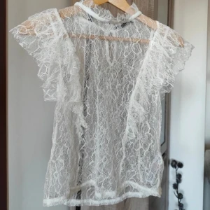 Spets tröja  - Så snygg vit spets tröja som funkar bra till fest!! Nyskick!