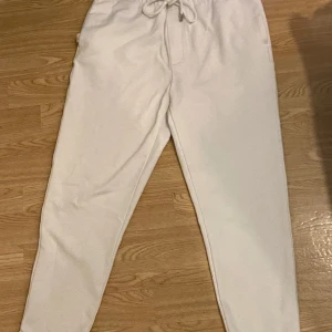 mjukisar - Säljer mins vita mjukisar från Zara då jag inte är ett fan av matrialen på dem, men dem är sköna och riktigt snygga