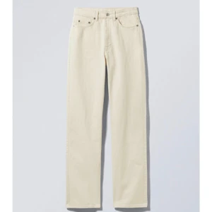 Beiga jeans - Jag säljer mina fina beiga jeans från weekday. Storlek W26 och L28, jag är 169 :) säljer pga att dem blivit för stora för mig 💕köpta för 590 kr 