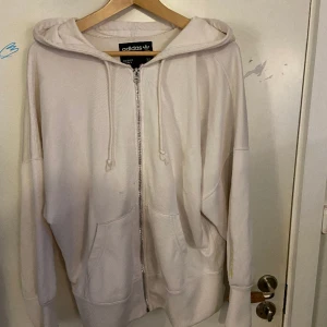 adidas zip up - säljer min systers gamla tröja från adidas, riktigt skön och fina färger