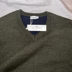 John Henric tröja - En riktigt fet V-neck långärmad tröja från John Henric, helt ny och oanvänd. Pris kan diskuteras vid snabb affär. Nypris:900kr 