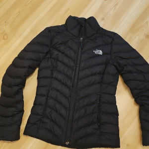 Lättviktsjacka The north face - Stl xs. Välanvänd men har ändå mer kvar att ge. Kolla bilder för skick