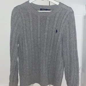 Polo Ralph lauren stickad tröja - Storlek M, Fint skick 9/10 Väldigt snygg. Skriv vid frågor.