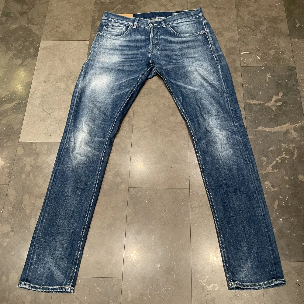 Dondup George jeans W33. Riktigt schysst tvätt på dessa grischiga brallor. Nypris är 2995kr och skicket är bra. inte att höra av dig vid funderingar, priset kan diskuteras vid snabb affär🫵. Jeans & Byxor.