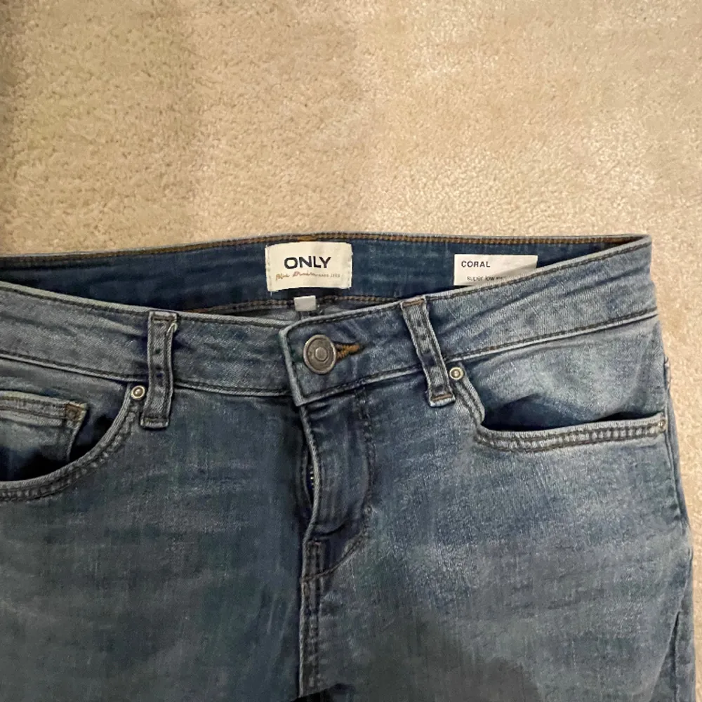 Säljer ett par så sjukt snygga, bootcut, lowwaisted jeans med slitningar💕 Tyvärr passar de inte mig och därför har jag ingen bild på💕 Midjemåttet: 34 cm Innerbenslängd: 83 cm Skriv för mer info💕. Jeans & Byxor.