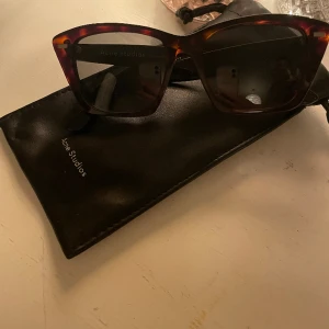 Solglasögon  - Ett par solglasögon från acne studios . Jättefint skick, använda fåtal gånger. Säljs pågrund av att de inte kommer till användning längre 