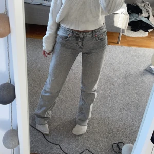 Gråa jeans - Gråa jeans som är utsvängda/raka i modellen, från stradivarius storlek 34