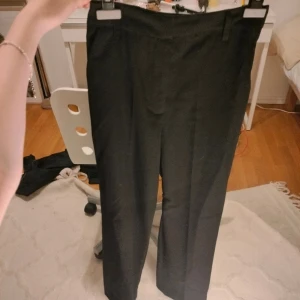 Kostym byxor från Bik bok 🥰 - As snygga kostymbyxor från Bikbok 💕. Stl 34, W: 65 cm/ L: 73 cm. Byxorna har midwaist/ high waist. Använda fåtal ggr, nypris 500 kr- säljer för 400 kr🥰. Vid frågor tveka inte att kontakta mig! 💕