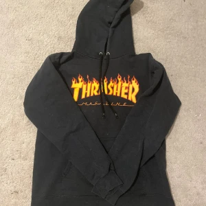 Trader hoodie - Hej! Säljer denna hoodie pga ingen användning, kom privat för intresse! 🤍💕 frakt tillkommer!  (Finns ett hål på vänster arm vid handen)
