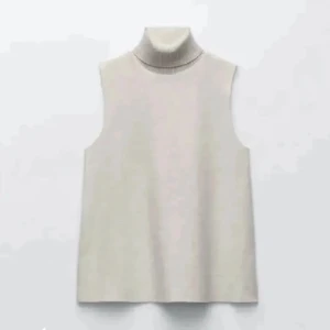 Zara polotröja  - Helt ny har inte kommit så mycket till användning man kan styla den ganska bra 😊🙌💕väldigt bra skick 