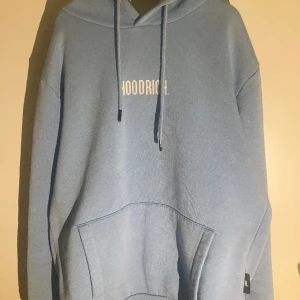 Hoodrich hoodie - 8/10 skick Ljusblå Storlek M Slutsålt överallt och går inte att hitta vad jag vet Finns också ett par byxor i en annan annons om man vill bära hela tracksuiten