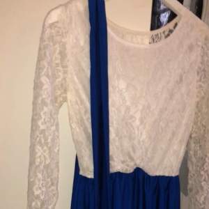 En vit och marinblå kort klänning med marinblått band 
