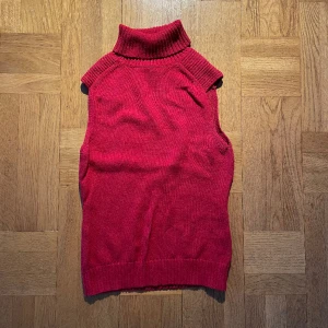 Röd polo - Retro stickad polo köpt i Berlin!  Den är smått nopprig annars i bra skick  Står storlek 34 men passar mig helt okej som har 36!:)